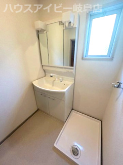 【独立洗面台】 | 岐阜市芥見海戸山リフォーム済み中古住宅！広々6DK・133.29㎡のお家です♪駐車場スペース1台！ | 岐阜市芥見海戸山リフォーム済み中古住宅！広々6DK・133.29㎡のお家です♪駐車場スペース1台！