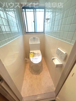 【トイレ】 | 岐阜市芥見海戸山リフォーム済み中古住宅！広々6DK・133.29㎡のお家です♪駐車場スペース1台！ | 岐阜市芥見海戸山リフォーム済み中古住宅！広々6DK・133.29㎡のお家です♪駐車場スペース1台！