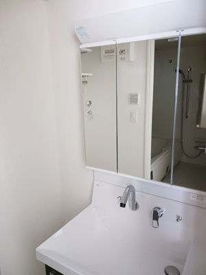 【洗面所】 | サイレンスヴィラⅢ | 人気の3面鏡タイプのシャワー付き独立洗面台