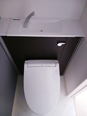 【トイレ】 | サイレンスヴィラⅢ | お手入れのしやすいタンクの隠れたタイプの温水洗浄便座付きトイレ