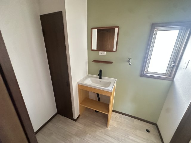 八街市八街ろ中古戸建の独立洗面台