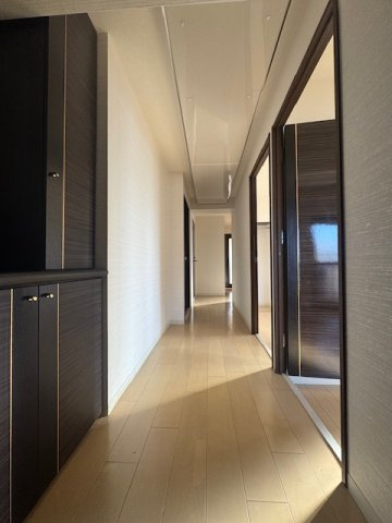 ラビデンス三郷西館の玄関|廊下