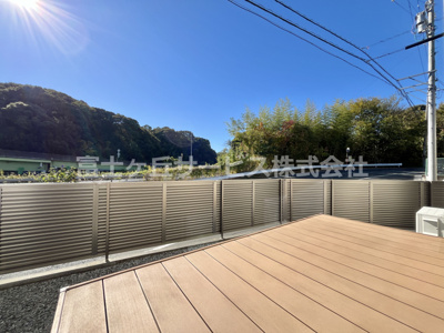 【庭】 | 磐田市岩井 一条工務店施工の中古住宅 | LDK外にウッドデッキがあります