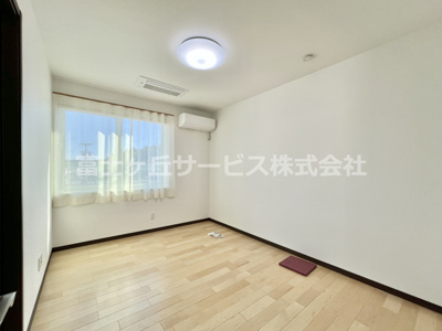 【寝室】 | 磐田市岩井 一条工務店施工の中古住宅 | 北側の洋室6帖