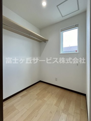 【洋室】 | 磐田市岩井 一条工務店施工の中古住宅 | 書斎はクローゼットとしてもお使いいただけます