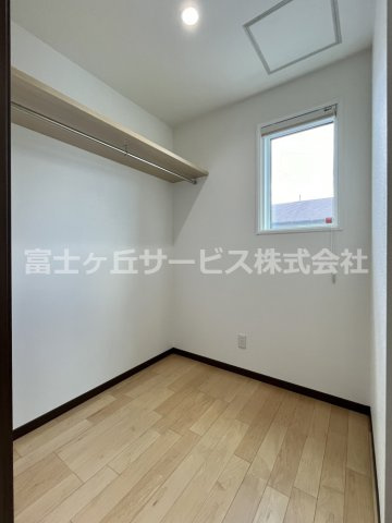【洋室】 | 磐田市岩井 一条工務店施工の中古住宅 | 書斎はクローゼットとしてもお使いいただけます