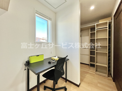 【洋室】 | 磐田市岩井 一条工務店施工の中古住宅 | 書斎とクローゼット