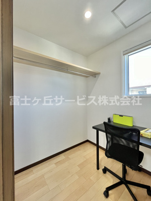 【洋室】 | 磐田市岩井 一条工務店施工の中古住宅 | 書斎側にも洋服が掛けられます