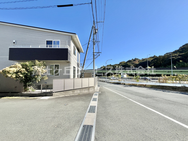【前面道路含む現地写真】 | 磐田市岩井 一条工務店施工の中古住宅 | 前面道路含む現地写真です