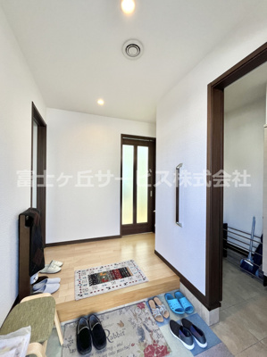 【玄関】 | 磐田市岩井 一条工務店施工の中古住宅 | シンプルで使いやすい玄関です