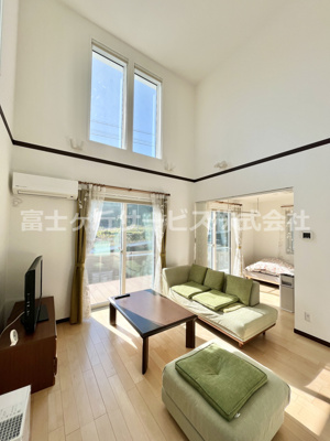 【居間・リビング】 | 磐田市岩井 一条工務店施工の中古住宅 | LDK9.5帖