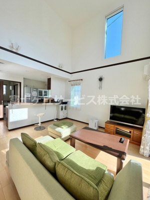 【居間・リビング】 | 磐田市岩井 一条工務店施工の中古住宅 | 吹き抜けの窓はリモコン操作可能