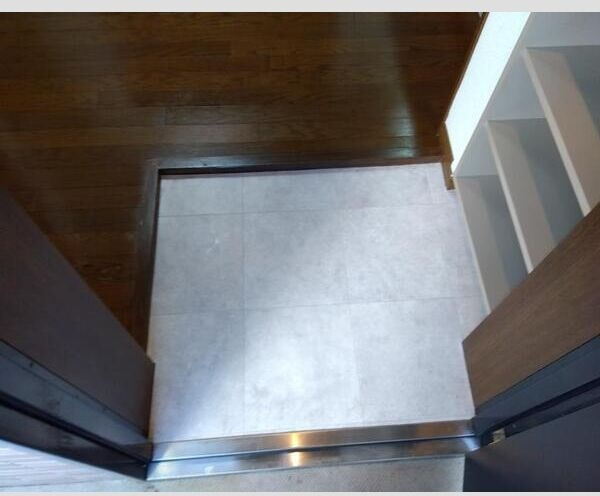 シェモア泉中央の玄関