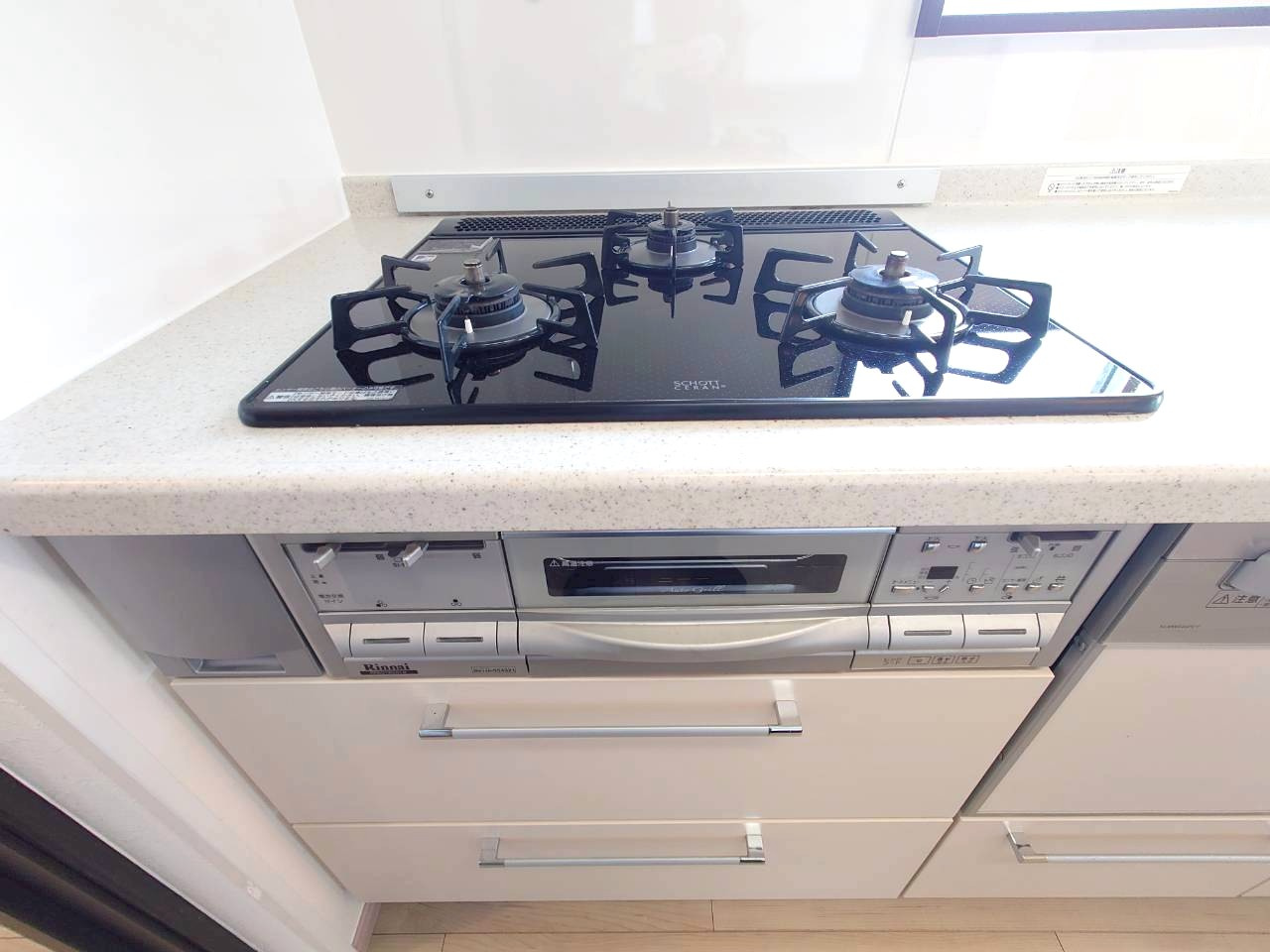 ◆２０２５年１１月リフォーム完了◆五山の送り火が見える◆角部屋◆メガロコープ西陣A棟のキッチン|コンロ