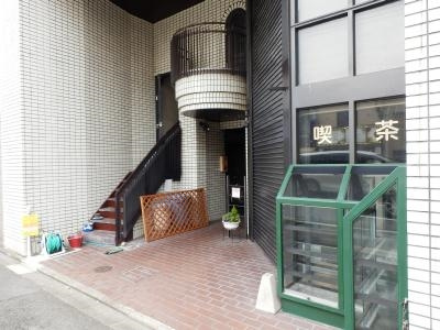 寿苑ビルのエントランス