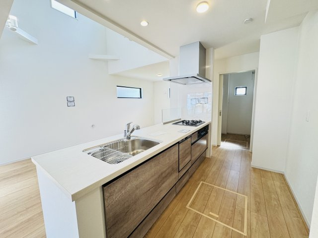 流山市平和台５丁目新築戸建（平和台10期）のキッチン|お手入れしやすいレンジフード・シンクの水栓には浄水器がついてます！
