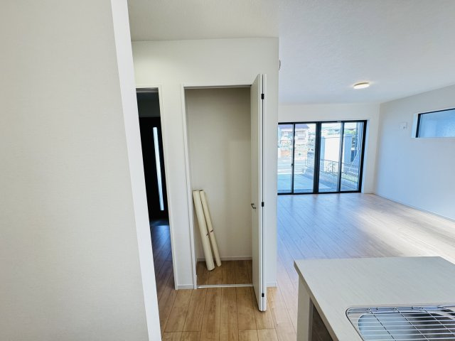 流山市平和台５丁目新築戸建（平和台10期）の収納|キッチン横・パントリースペース