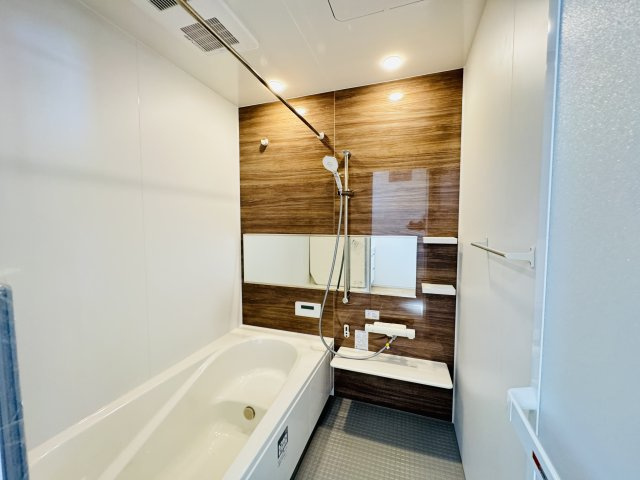 流山市平和台５丁目新築戸建（平和台10期）の浴室|スライド式シャワーホルダー・手元で水流切り替えシャワーヘッド