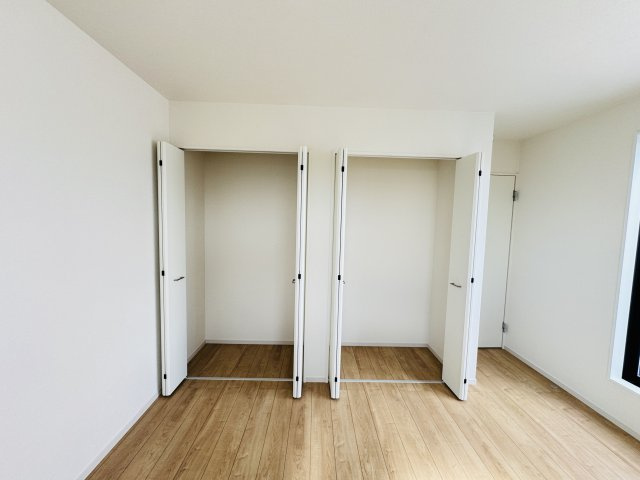 流山市平和台５丁目新築戸建（平和台10期）の収納|6.8帖寝室収納・クローゼット２つでたっぷり収納♪