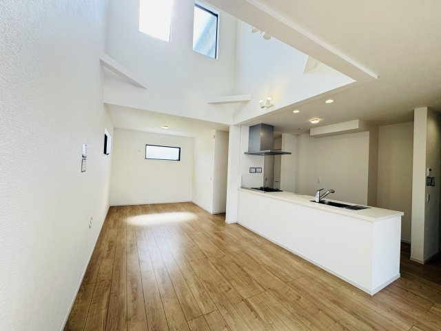 流山市平和台５丁目新築戸建（平和台10期）の居間・リビング|19.9帖リビングダイニングキッチン・上部吹き抜け