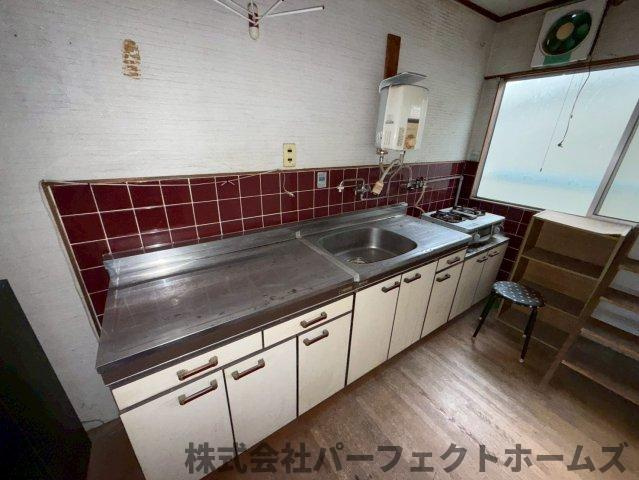 昭栄町中古戸建のキッチン|コンパクトなキッチンで掃除もラクラク