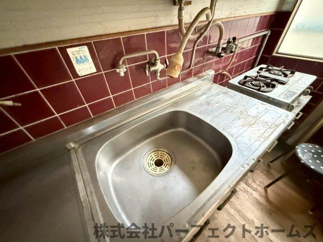 昭栄町中古戸建のキッチン|コンパクトなキッチンで掃除もラクラク