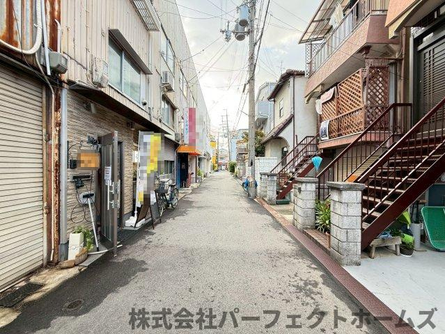 昭栄町中古戸建の前面道路含む現地写真