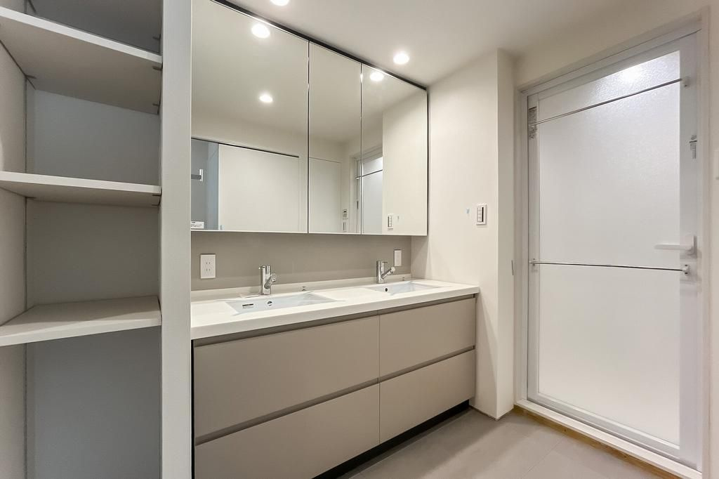 豊栄平町マンションの独立洗面台|独立洗面台あり、毎朝おしゃれに忙しい女性の方におすすめです