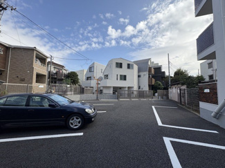 【駐車場】 | マンションの駐車場スペース。空きの有無や駐車料金、サイズ規定などについては、改めてお問い合わせください。～即日のご見学可能～　お問合せはお気軽にどうぞ。
