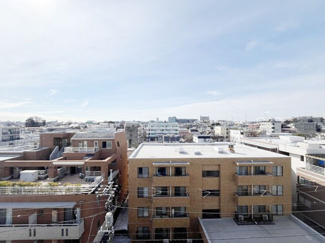 【展望】 | 眼前に広がる空の雄大さと、このお部屋の自慢の一つである「眺望」をご覧ください。毎日、この景色を独り占めできる新生活に夢が広がります。～即日のご見学可能～　お問合せはお気軽にどうぞ。