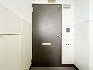 【その他共用部分】 | 皆様をお迎えする、お部屋の玄関ドア。開けやすさや開放角度、ドアノブの操作しやすさや鍵の形状などを、現地で一度ご確認ください。～即日のご見学可能～　お問合せはお気軽にどうぞ。