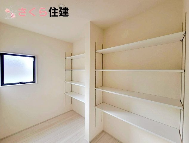 リーブルガーデン宇都宮細谷第7　1号棟の内観：施工例|同社施工物件の写真です。3口コンロでお料理の効率アップ♪
