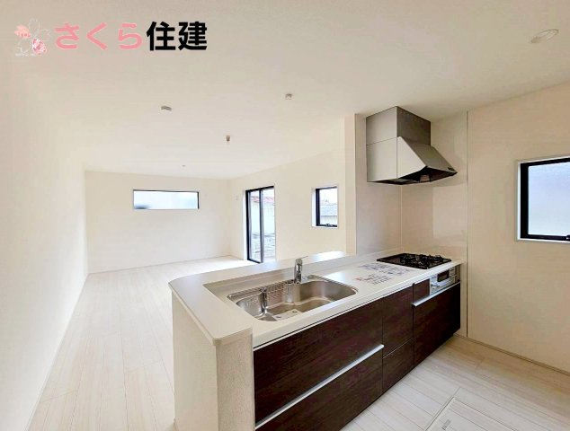 リーブルガーデン宇都宮細谷第7　1号棟のキッチン|対面式システムキッチンは家族の様子を伺いながら家事ができます◎