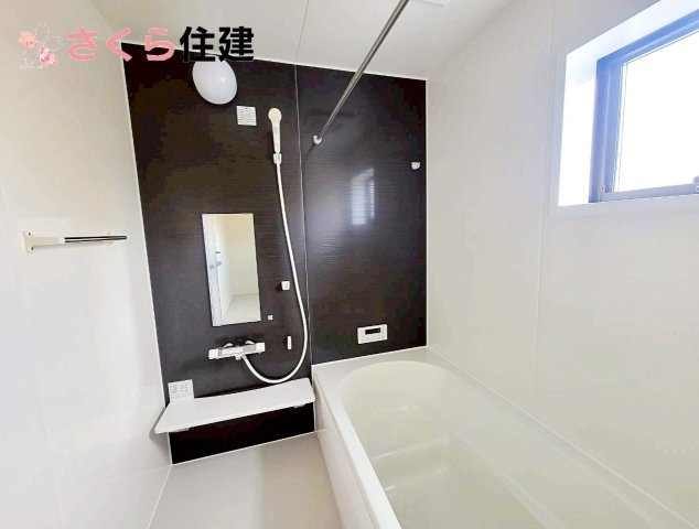 リーブルガーデン宇都宮細谷第7　1号棟の内観：施工例|同社施工物件の写真です。雨の日や湿気の多い梅雨時期など、洗濯物が乾き難い時期に重宝する浴室換気乾燥機。										
