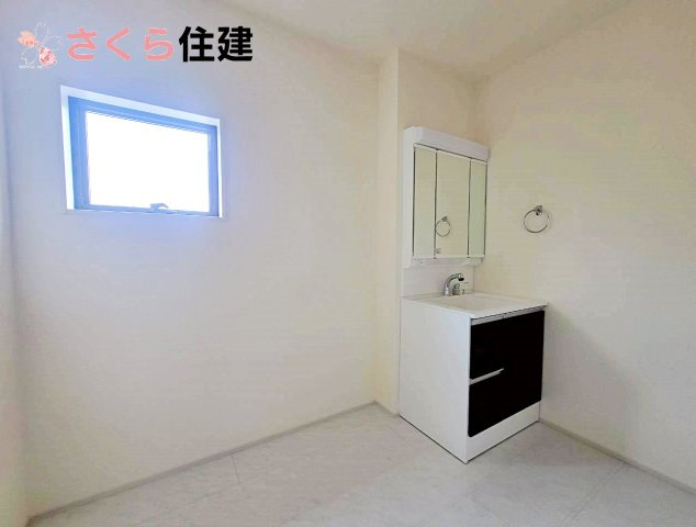 リーブルガーデン宇都宮細谷第7　1号棟の内観：施工例|同社施工物件の写真です。明るい洗面スペースで朝の身支度も快適に♪３面鏡の裏にはたっぷりと収納スペースを標準装備！											
