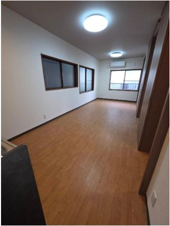 岸地通1丁目貸戸建の居間・リビング