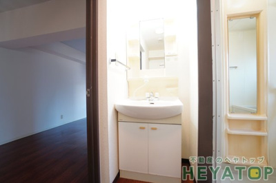 【洗面所】 | アルカディア鶴里【名古屋市賃貸・RC造】 | 忙しい朝の身支度に便利なシャワー付き洗面化粧台