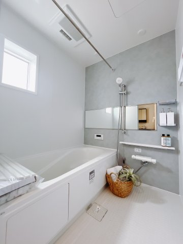 【新築戸建】高崎市下之城町の浴室|■浴室｜大人が足を伸ばしても入れる広々浴槽ですので、肩まで浸かって体全体をしっかり温められます。大きな窓がついておりますので、湿気で篭りがちなバスルームも換気することができます( ＾＾ )