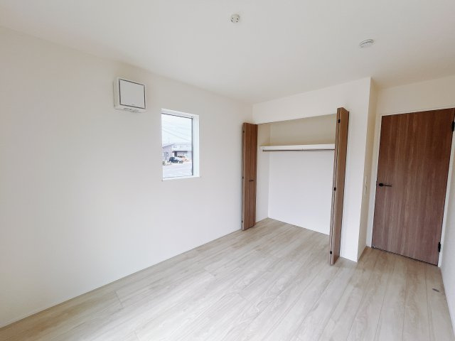 【新築戸建】高崎市下之城町の洋室|■洋室｜各居室には収納をご用意しています♪常にお部屋を綺麗に保てます！小さなお子様も自然とお片付けができるようになるのでうれしいですよね！