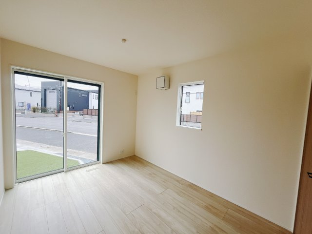 【新築戸建】高崎市下之城町の洋室|■洋室｜各居室には大きな窓をご用意しています。日中はあたたかな日差し差し込み自分時間も充実できますね＾＾