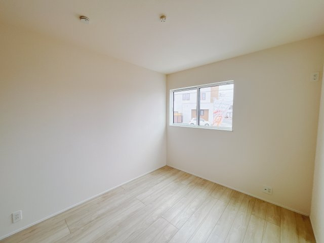 【新築戸建】高崎市下之城町の洋室|■洋室｜お子様の一人部屋にピッタリな洋室。木のぬくもりを感じるフローリングは、天然木の味わいが時とともに深みを増していきます。また、傷にも強く、フリーワックスでお手入れもラクラクです♪
