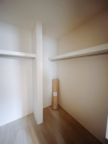 【新築戸建】高崎市下之城町の収納|■WIC｜主寝室には夢のウォークインがございます♪お洋服やバッグだけでなく、増えていくお洋服やご家族での思い出の品もしっかりと収納します( ＾＾ )