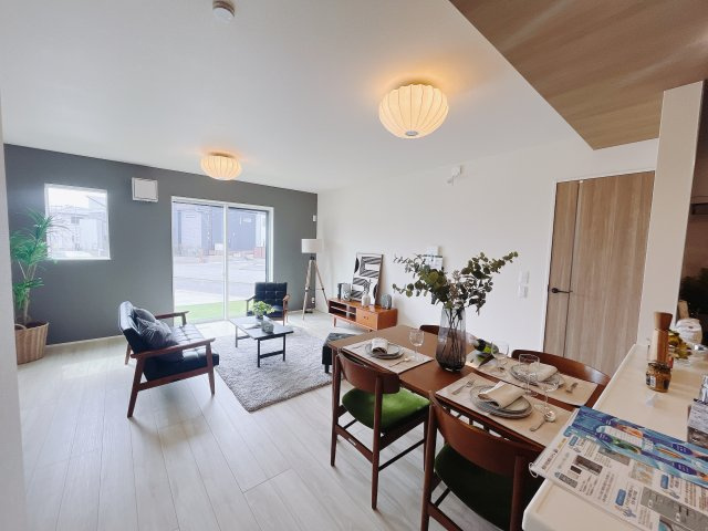 【新築戸建】高崎市下之城町の居間・リビング|■リビング｜家族でゆったりくつろげる、居心地の良いリビング♪賃貸と違って、テレビや音楽の音を気にしなくて良いことが嬉しいですね(*＾＾*)