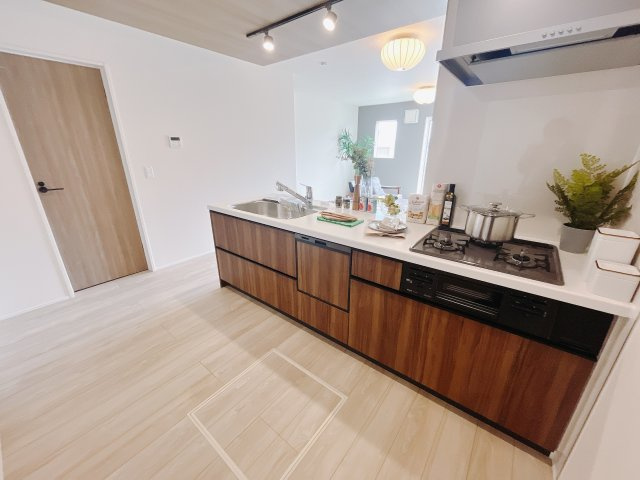 【新築戸建】高崎市下之城町のキッチン|■キッチン｜ワークトップの幅が広く、お子様といっしょにお料理をつくったり、ちょっとしたパーティーも楽しめます。フラットなのでお掃除がしやすいのもポイントです♪