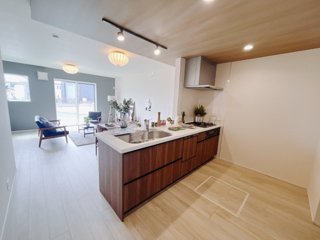 【新築戸建】高崎市下之城町のキッチン|■キッチン｜リビングまでの見通しが良く、家事をしながらでも、お子様の様子を見られるようになっています。お子様がいつもママのそばにいる安心感も生まれます♪