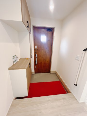 【新築戸建】高崎市下之城町の玄関|■玄関｜毎日の「いってらっしゃい」や「お帰りなさい」を大切なご家族と過ごす玄関は〈使いやすさ〉を追求しております。玄関横の物入は急な来客時でもさっとお片付けできるスペースを確保しています。