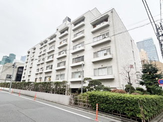 【外観】 | 手入れの行き届いた外壁やエントランスなど、「見ればわかる」レベルで清潔感を保ったマンションです。築年数を感じさせない姿で皆様をお出迎えします。～即日のご見学可能～　お問合せはお気軽にどうぞ。