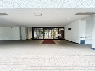 【エントランス】 | お客様を、そして住人を出迎えてくれるマンションのエントランス。ゴミが落ちていないことからも、管理状態の良さや住民の節度の高さが見て取れます。～即日のご見学可能～　お問合せはお気軽にどうぞ。