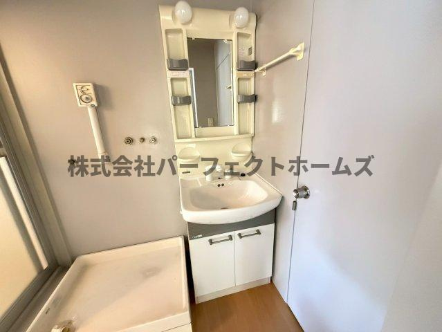 枚方ハイツ3号棟の独立洗面台|朝の支度にも助かる、独立の洗髪洗面化粧台
