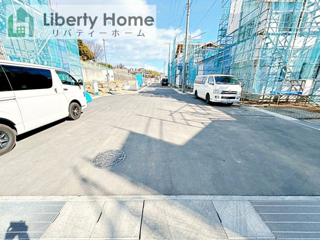 日立市西成沢町2丁目23-P1　新築戸建　12号棟の前面道路含む現地写真